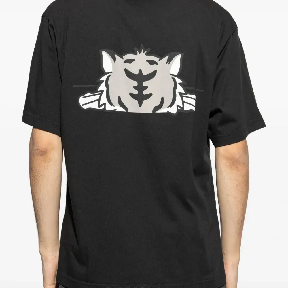 футболка с круглым вырезом