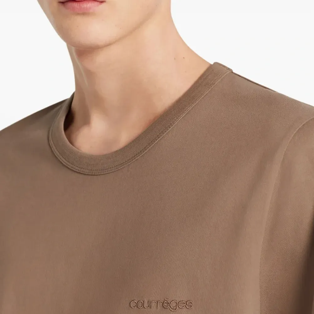 Футболка с вышитым логотипом