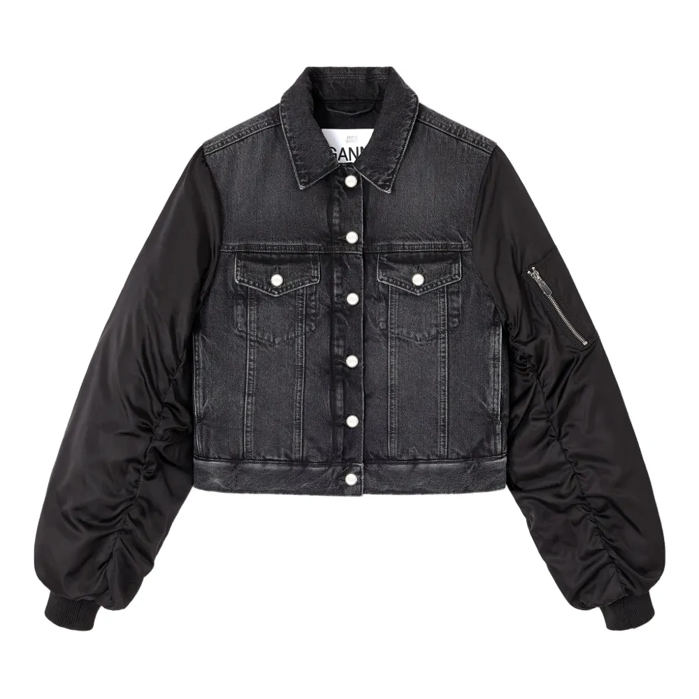 Джинсовая куртка на пуговицах