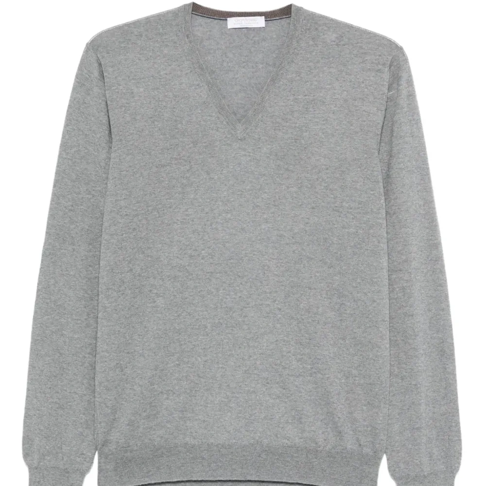 Шерстяной свитер с V-образным вырезом