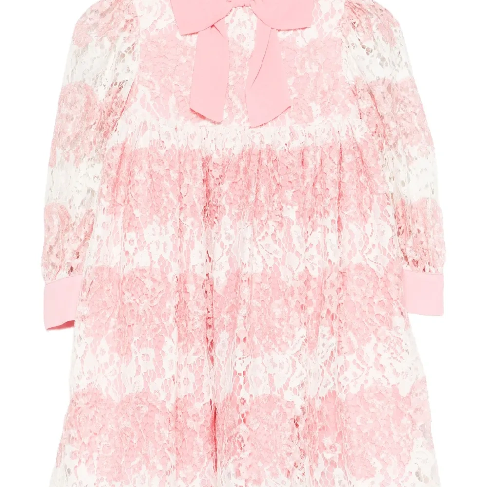 Кружевное платье с бантом