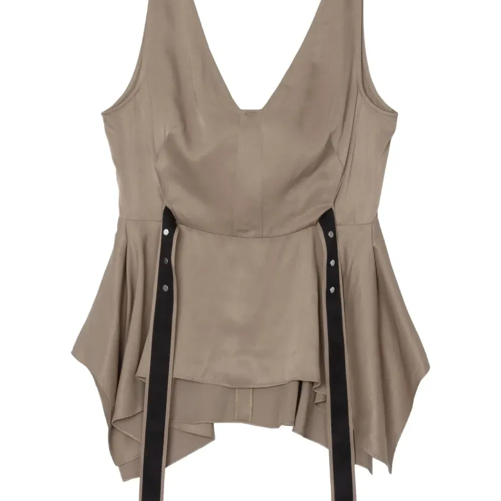 топ с V-образным вырезом и баской