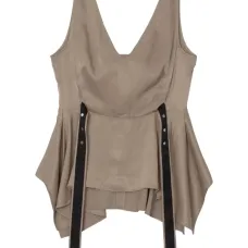 топ с V-образным вырезом и баской