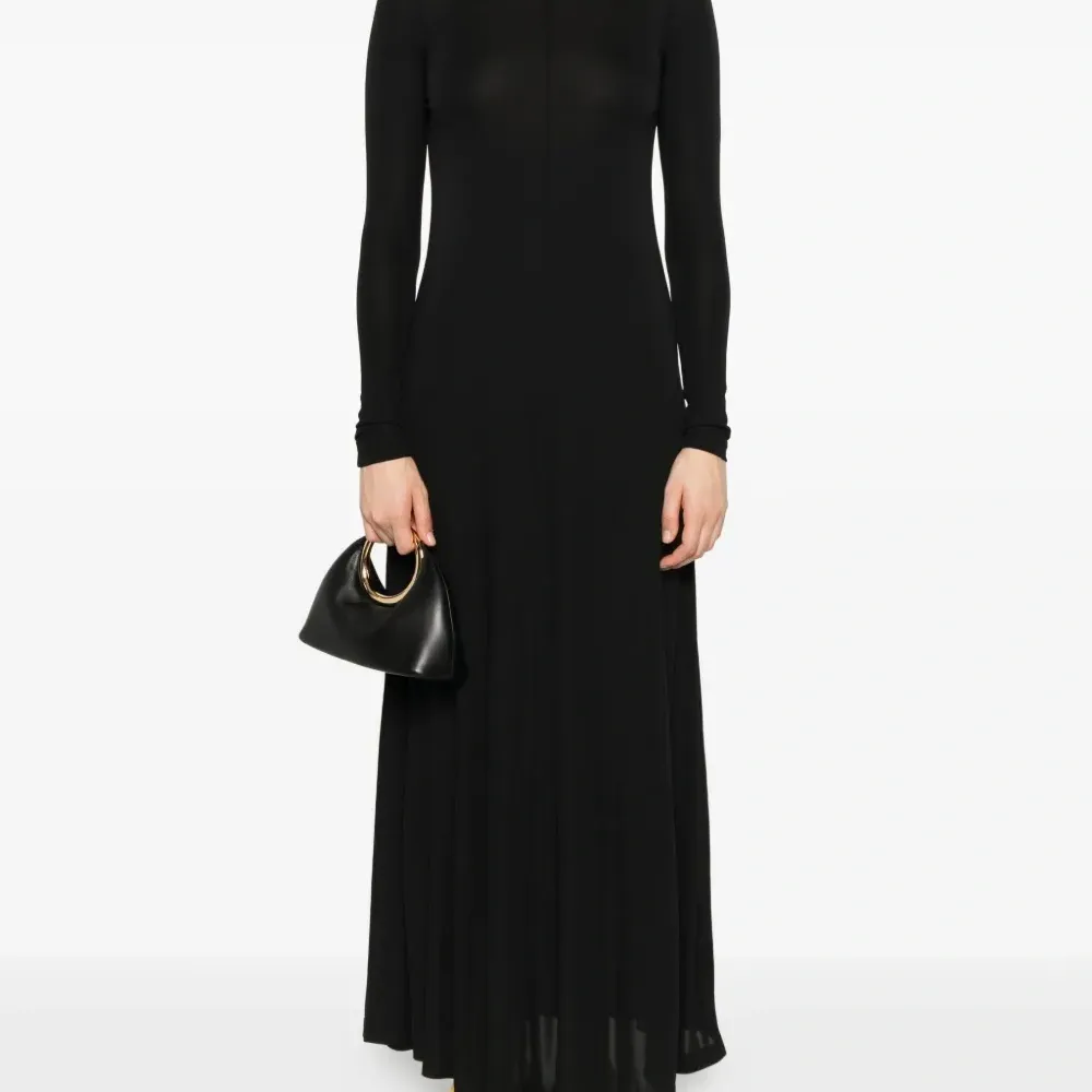 Платье с высоким воротником и длинными рукавами