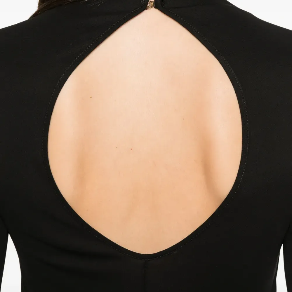 Платье с высоким воротником и длинными рукавами