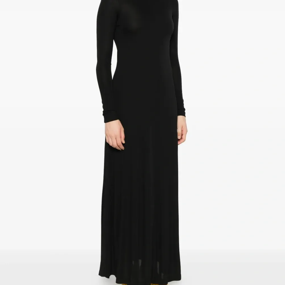 Платье с высоким воротником и длинными рукавами