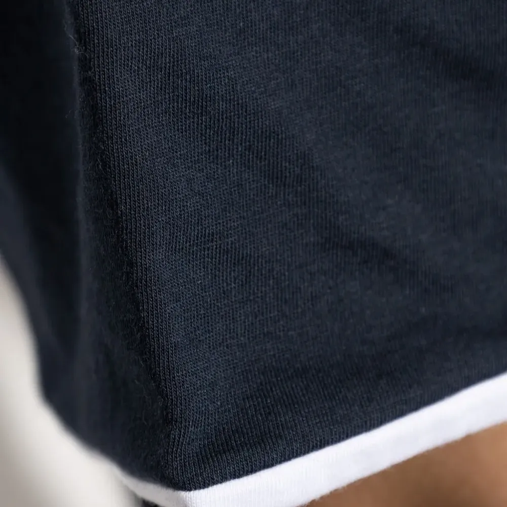 футболка с контрастной отделкой