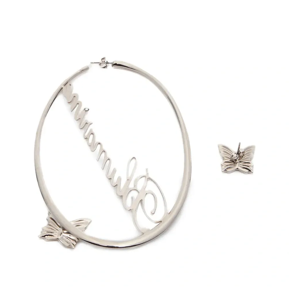 серьги с логотипом