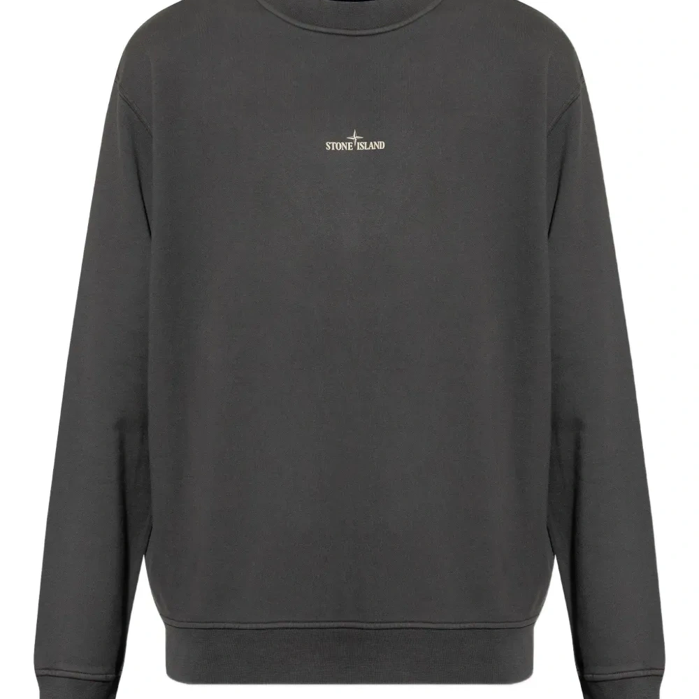 толстовка с вышитым логотипом