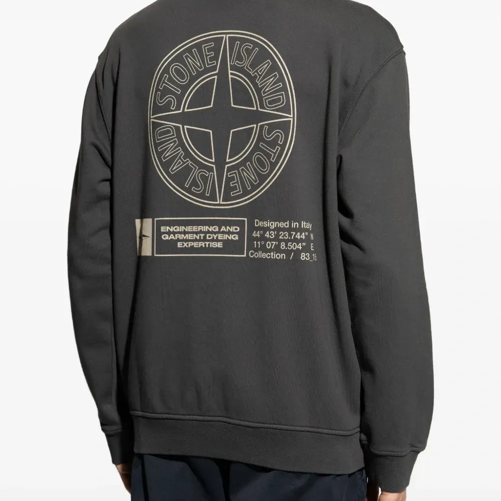 толстовка с вышитым логотипом