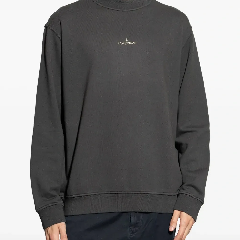 толстовка с вышитым логотипом