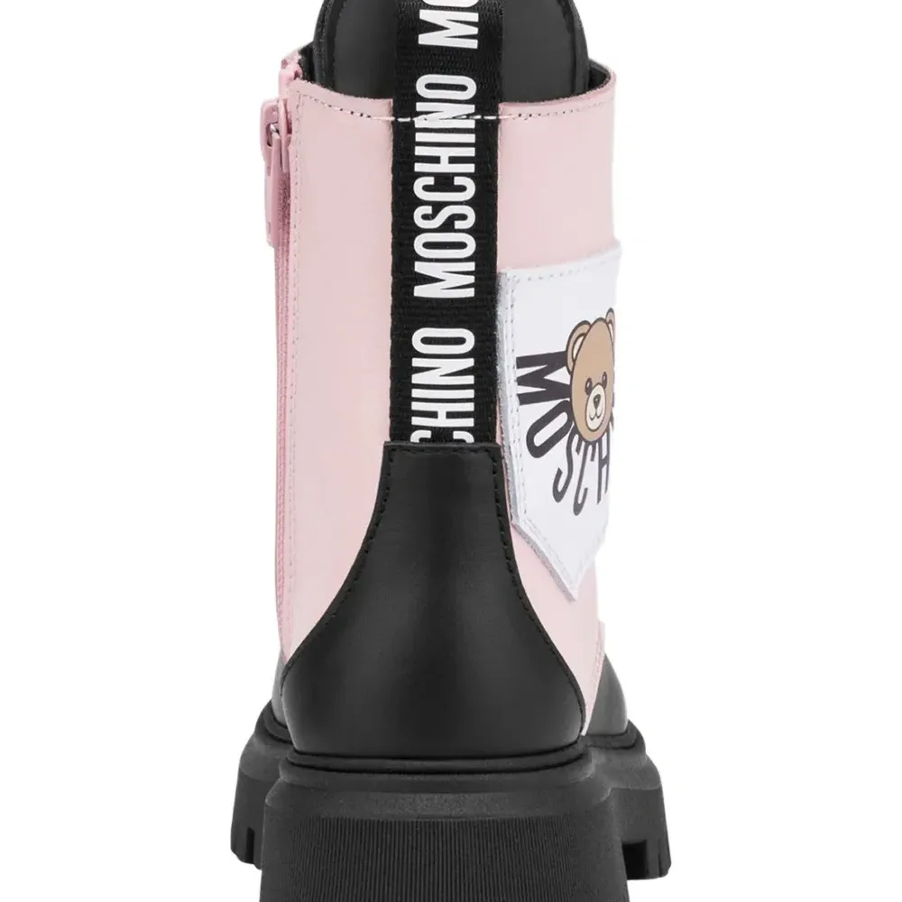 Ботинки на шнуровке с нашивкой