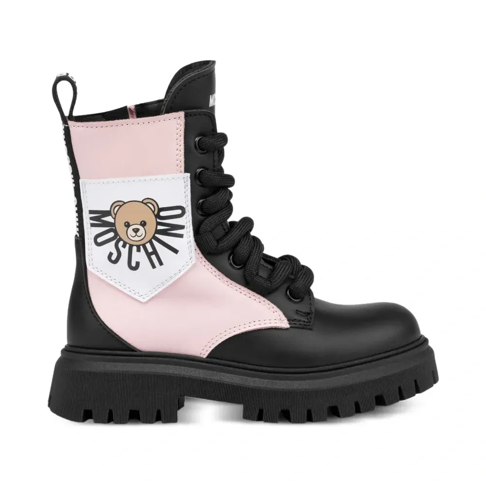 Ботинки на шнуровке с нашивкой