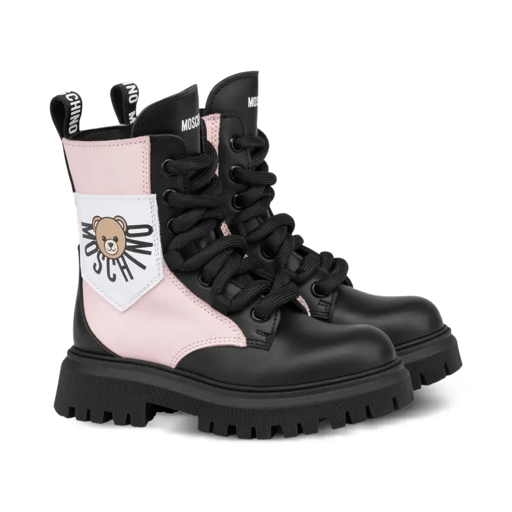 Ботинки на шнуровке с нашивкой