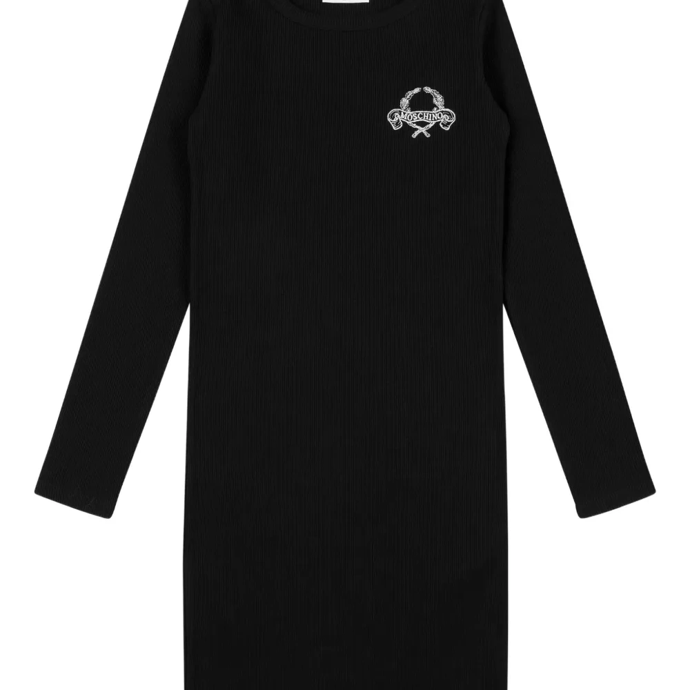 платье с длинными рукавами и вышивкой