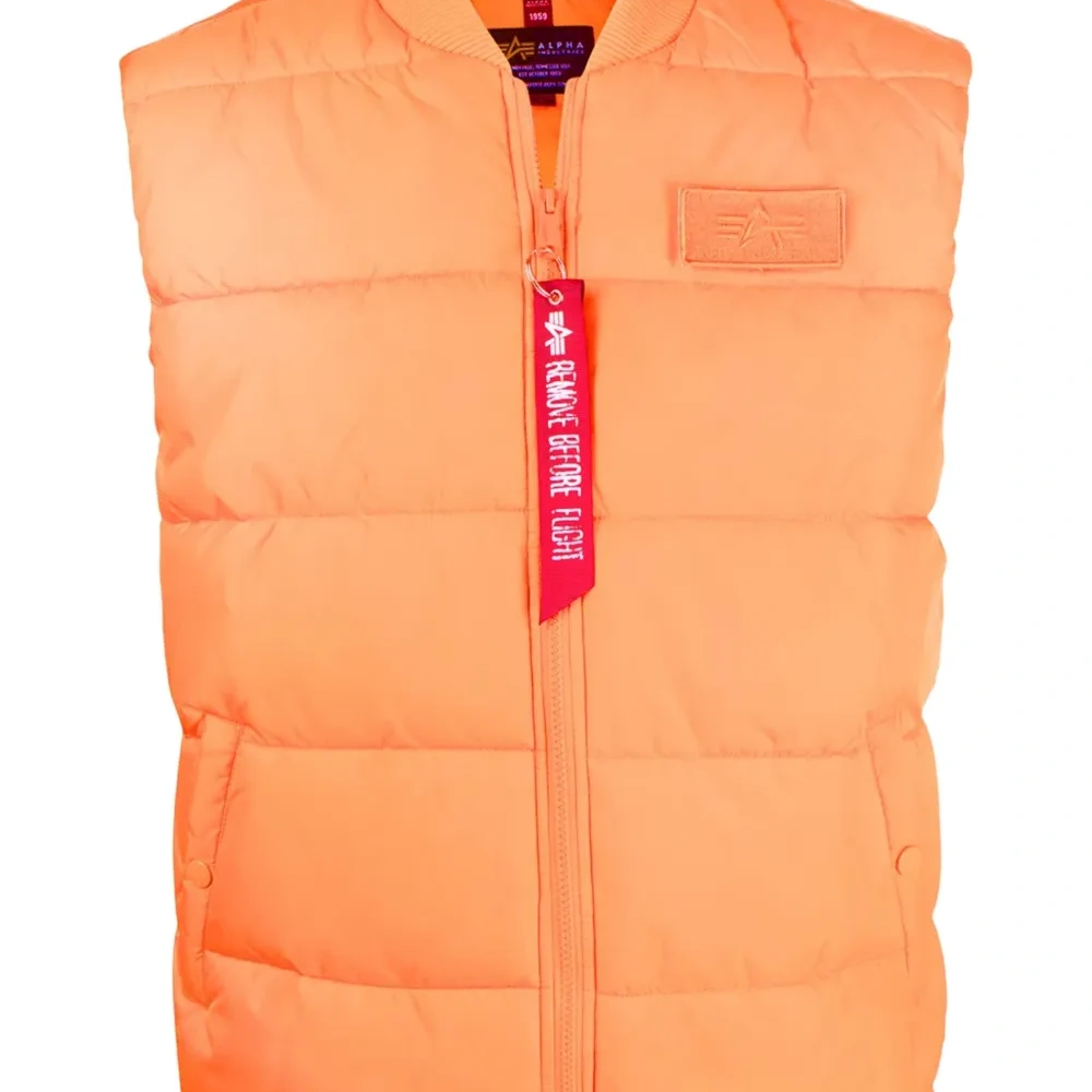 стеганый жилет с нашивкой-логотипом