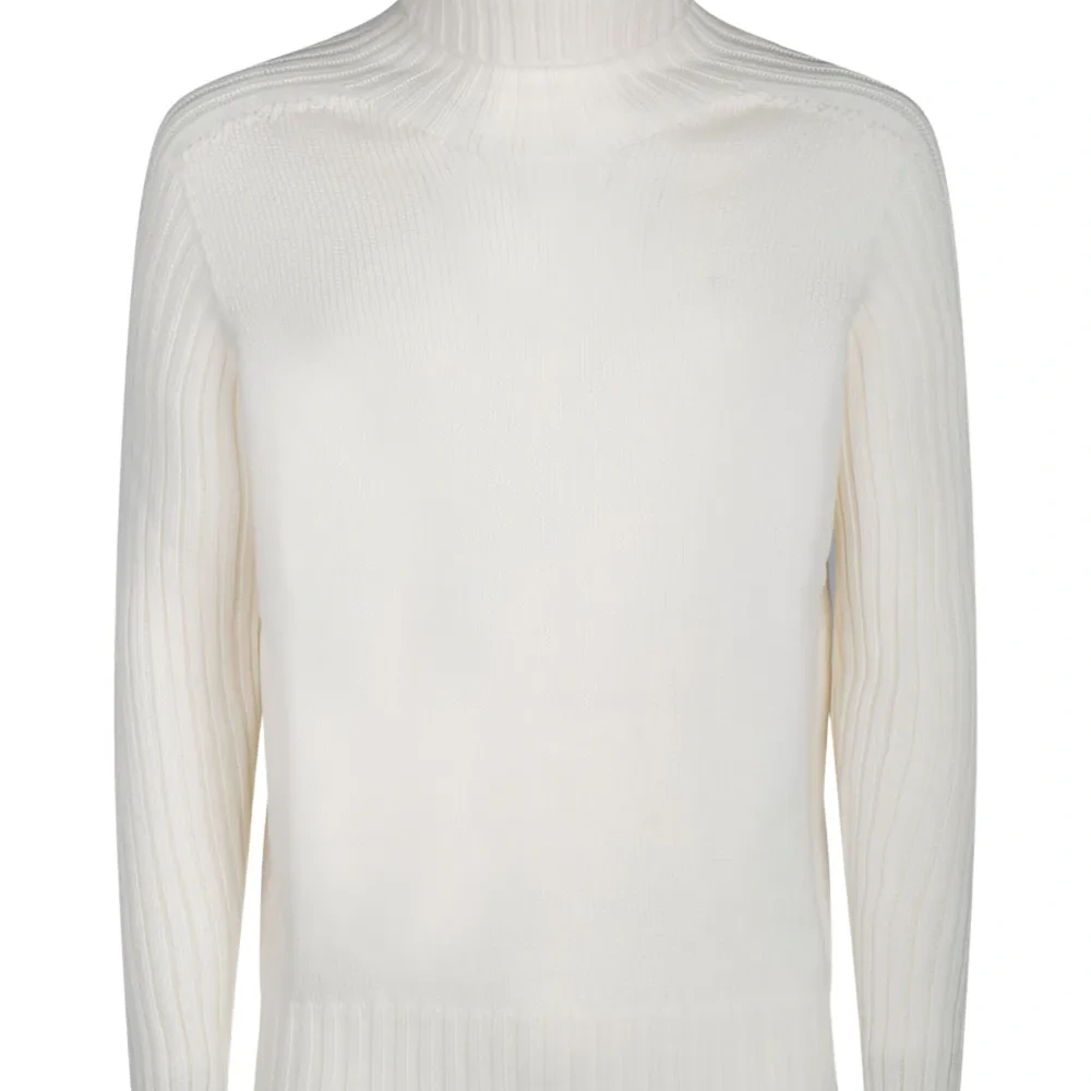 Свитер в рубчик с высоким воротником