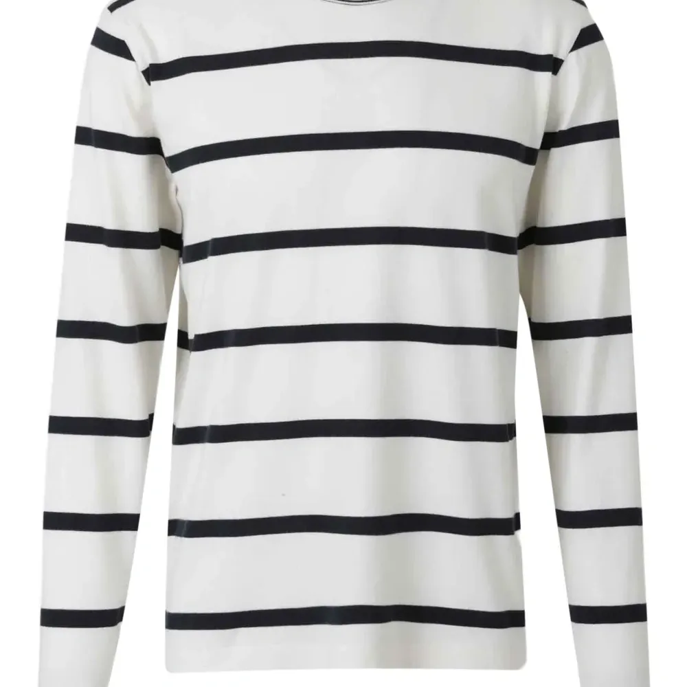 полосатая футболка с длинными рукавами