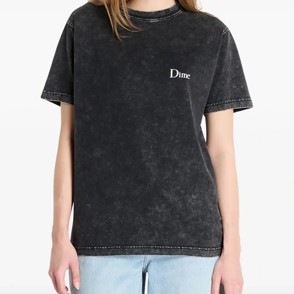 Футболка с вышитым логотипом