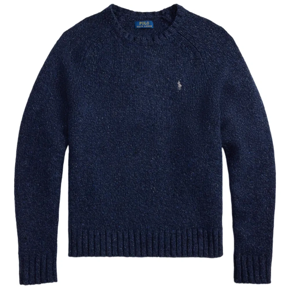 Свитер с вышитым логотипом