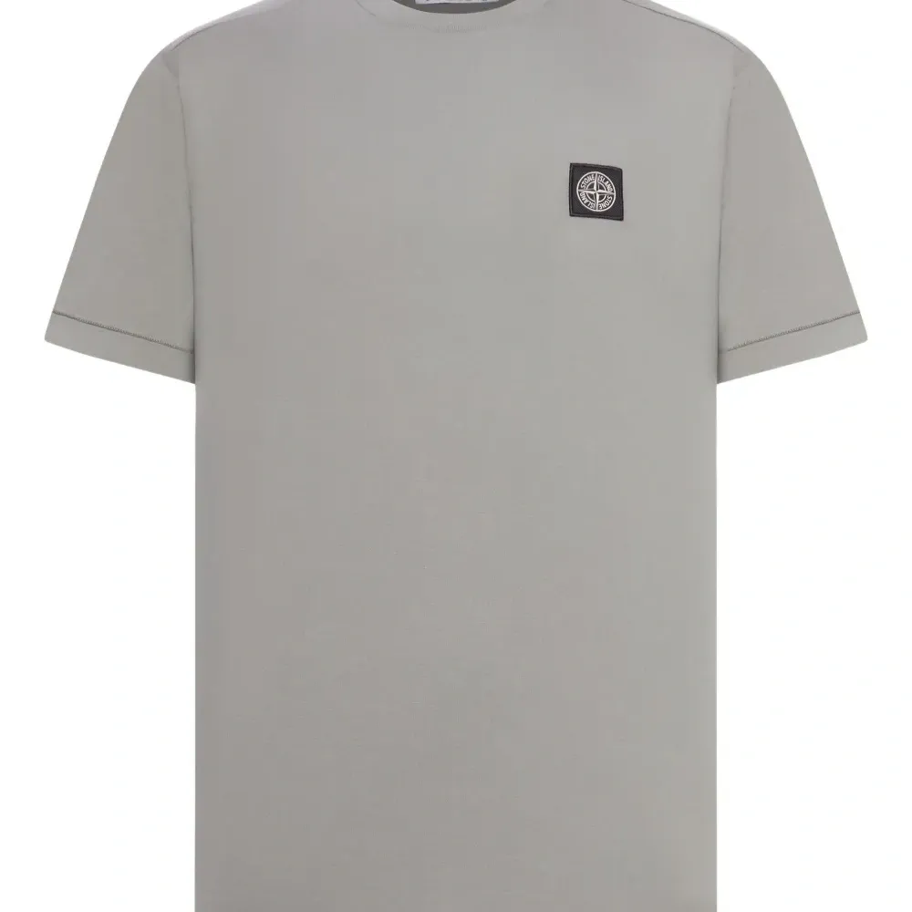 футболка с нашивкой-логотипом