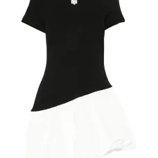 Платье с короткими рукавами и объемным подолом Платье с короткими рукавами и объемным подолом