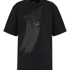 футболка с пайетками и логотипом