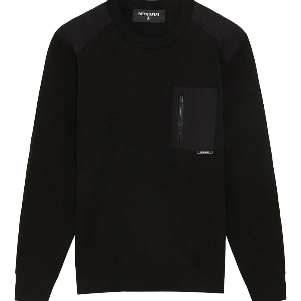 Свитер с нашивкой