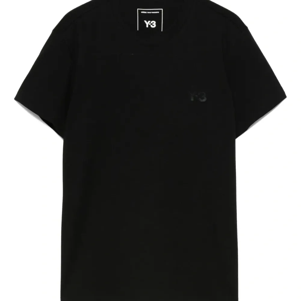 Футболка с вышитым логотипом