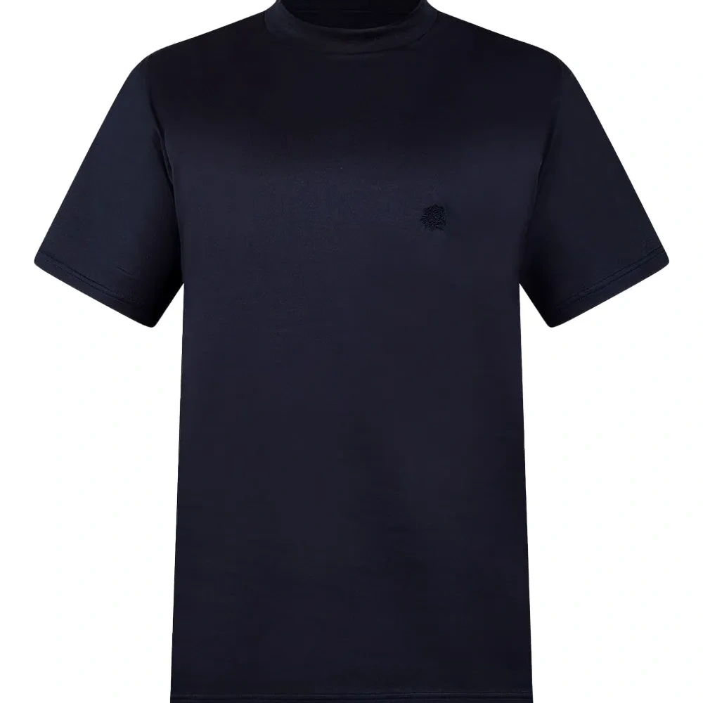 футболка с вышитым логотипом