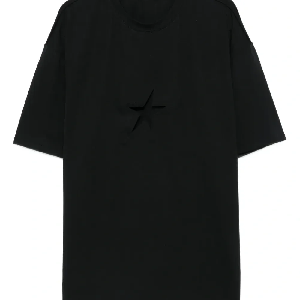 футболка с вырезами