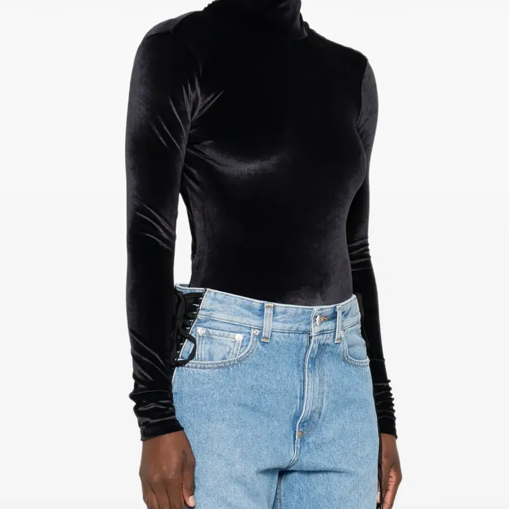 Бархатное боди с высоким воротником