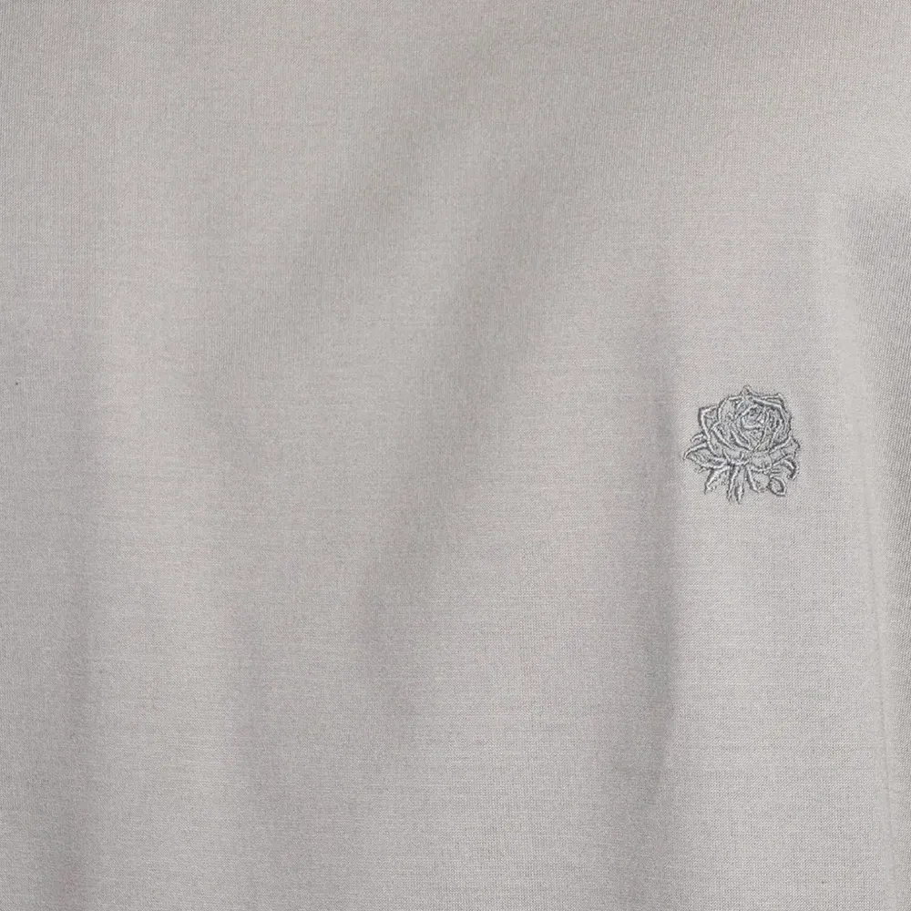 футболка с вышитым логотипом