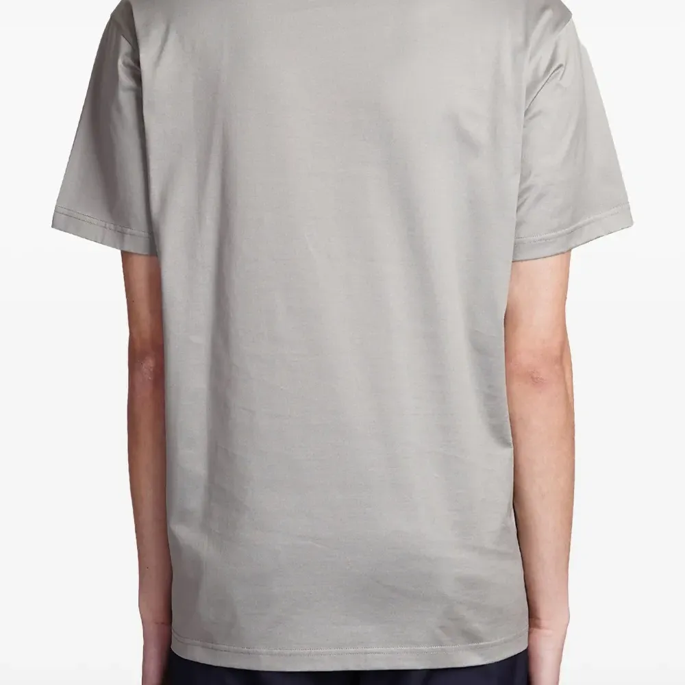 футболка с вышитым логотипом