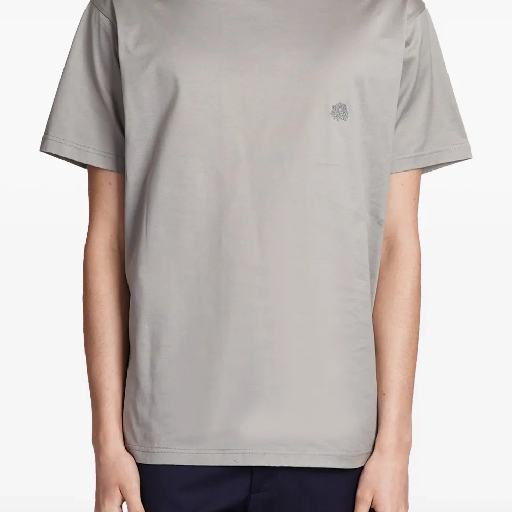 футболка с вышитым логотипом