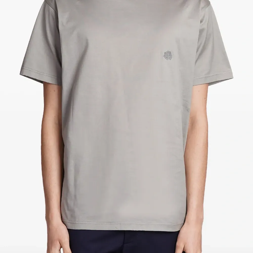 футболка с вышитым логотипом