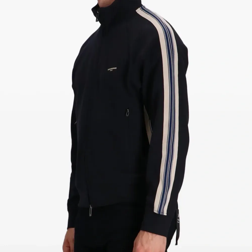 спортивная куртка с контрастными полосками