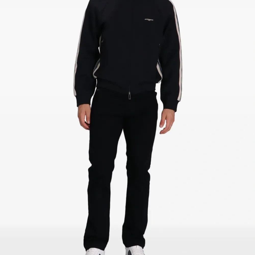 спортивная куртка с контрастными полосками