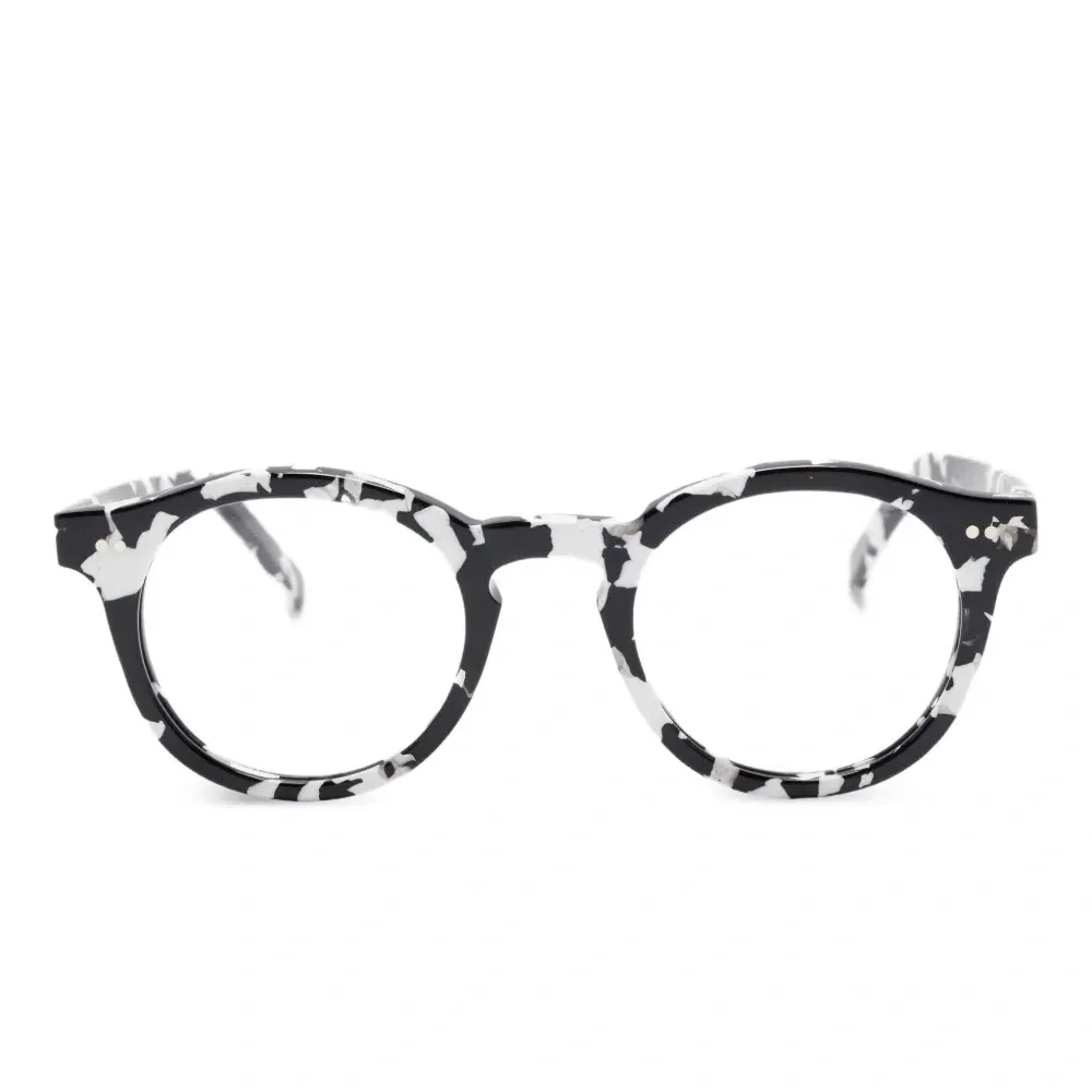 Очки в круглой оправе