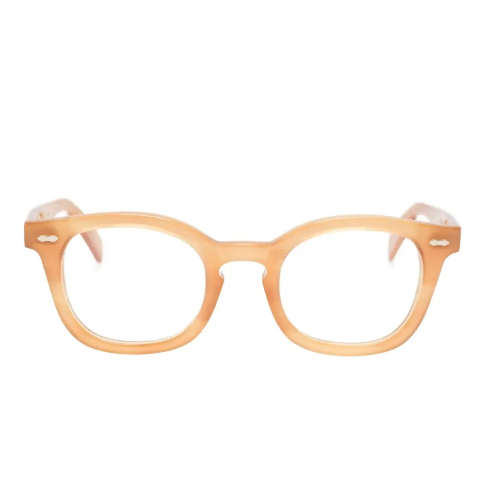 Очки в квадратной оправе