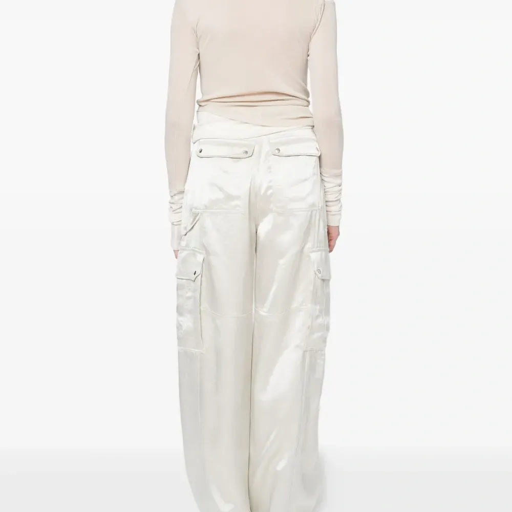 Топ с открытыми плечами и длинными рукавами