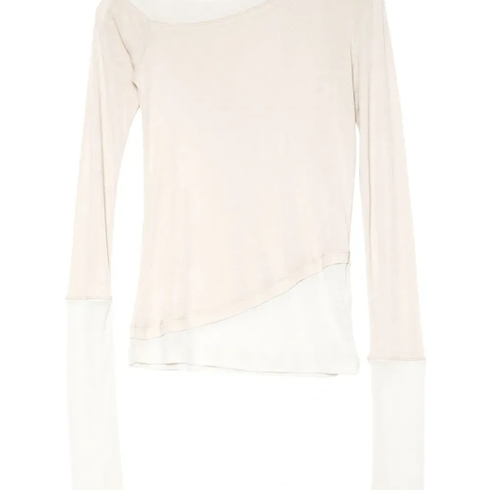 Топ с открытыми плечами и длинными рукавами