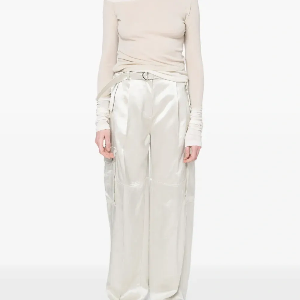 Топ с открытыми плечами и длинными рукавами