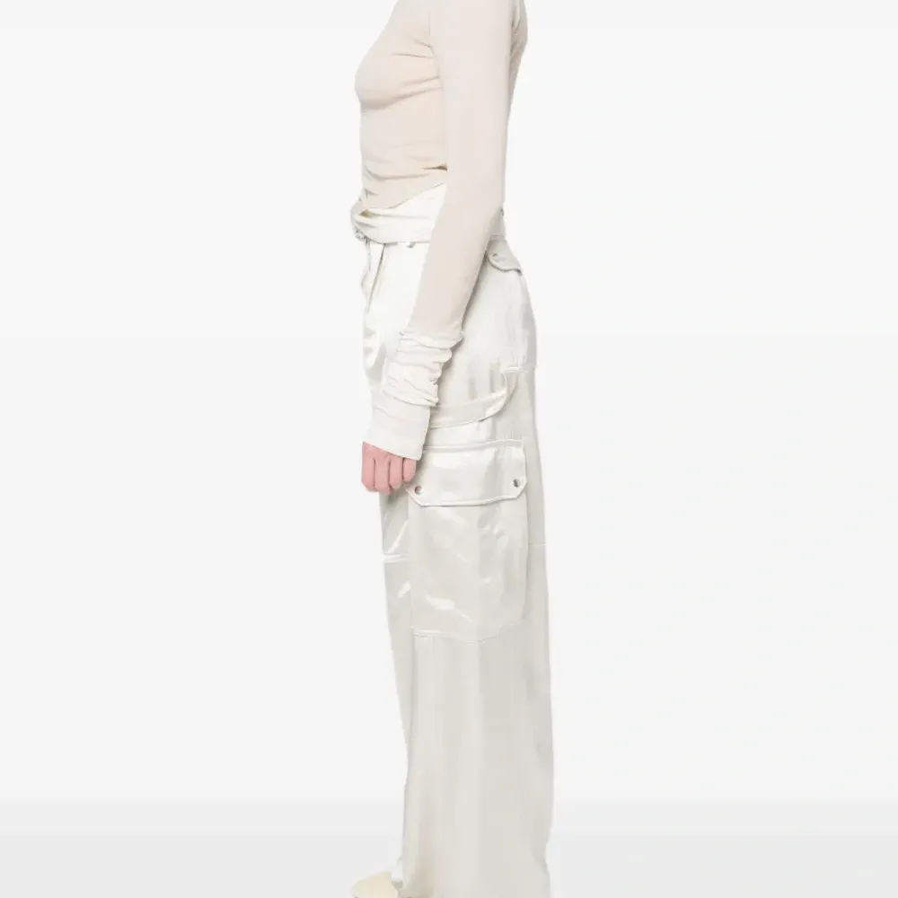 Топ с открытыми плечами и длинными рукавами