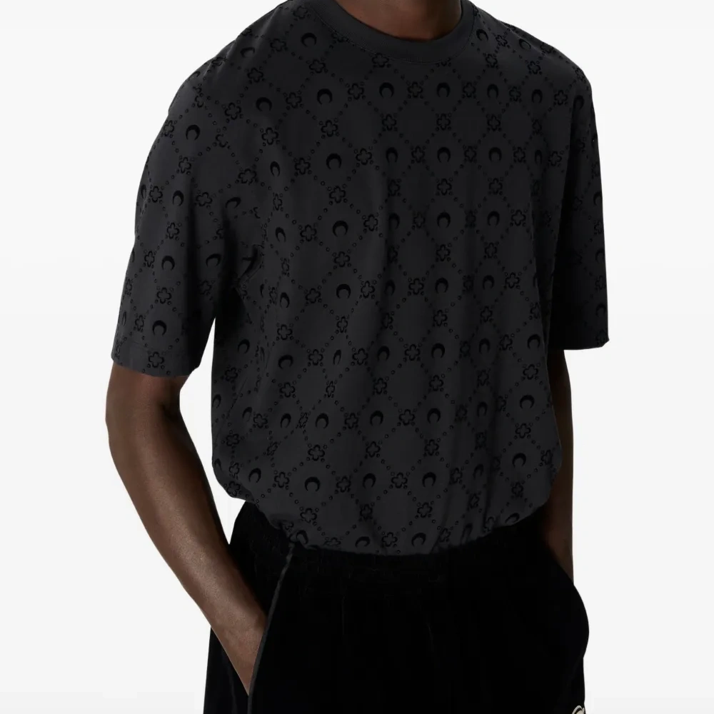 Футболка с флокированным монограммным принтом Футболка с флокированным монограммным принтом