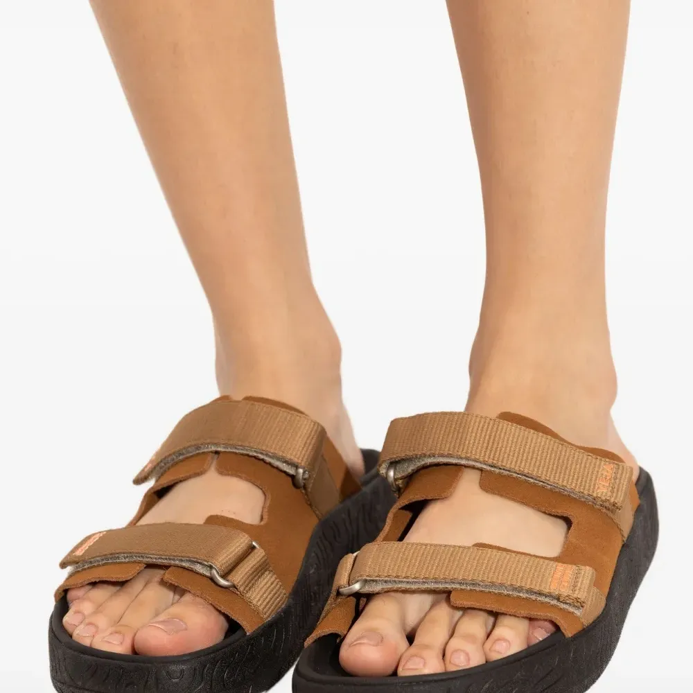 шлепанцы с логотипом из коллаборации с Homecore