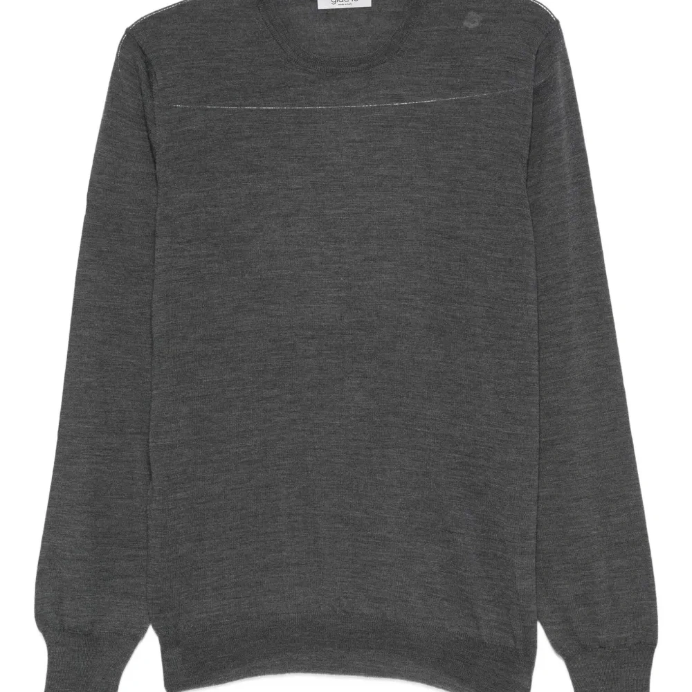 Свитер с круглым вырезом