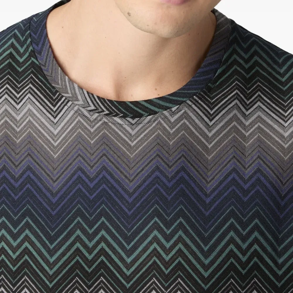 Футболка с узором шеврон