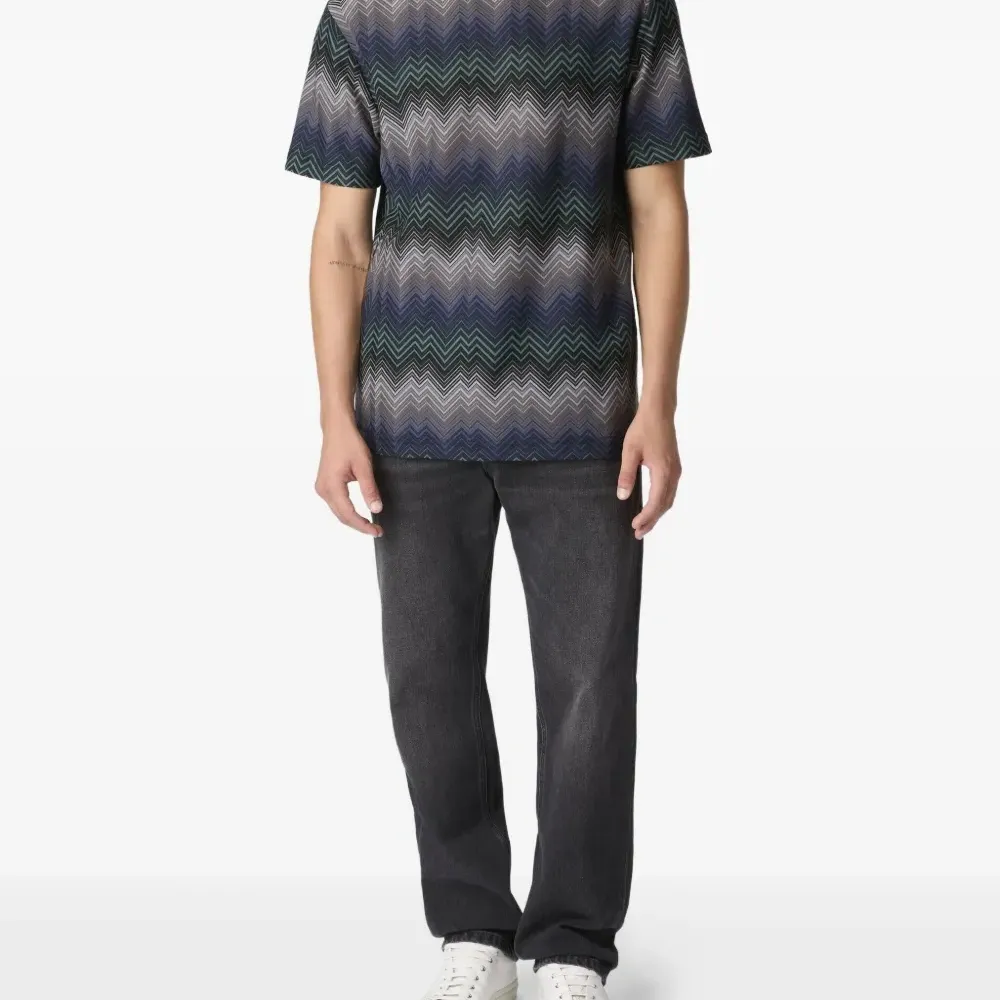 Футболка с узором шеврон