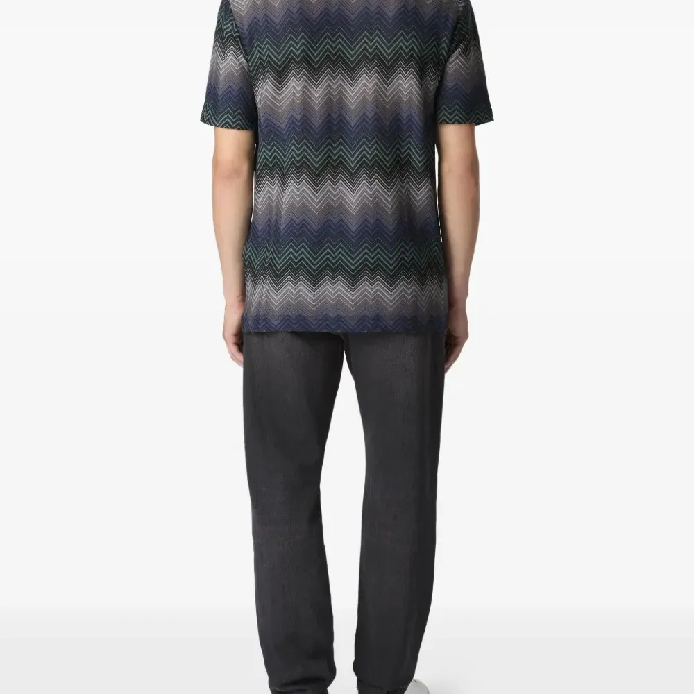 Футболка с узором шеврон